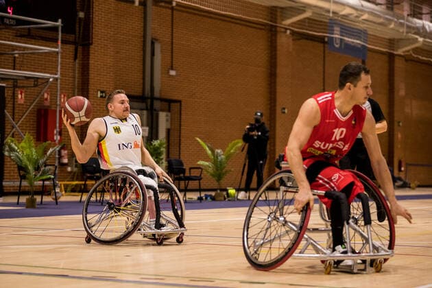 Europameisterschaft Rollstuhlbasketball 07.12.2021 MADRID, SPANIEN 7. Dezember - Rollstuhlbasketball, Deutschland gegen Schweiz Herren, an Tag 4 der Europameisterschaft Rollstuhlbasketball am 07.12.2021 in Polid. Municipal Marques de Samaranch in Madrid, Spanien. Jan Haller (Deutschland, 10), Husein Vardo (Schweiz, 10) Copyright: xBEAUTIFULxSPORTS Wunderlx
