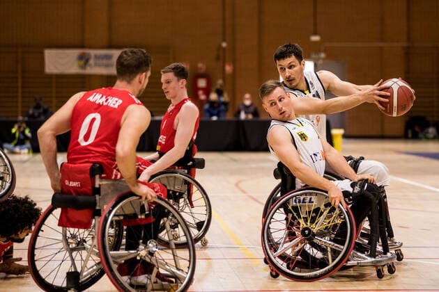 Europameisterschaft Rollstuhlbasketball 07.12.2021 MADRID, SPANIEN 7. Dezember - Rollstuhlbasketball, Deutschland gegen Schweiz Herren, an Tag 4 der Europameisterschaft Rollstuhlbasketball am 07.12.2021 in Polid. Municipal Marques de Samaranch in Madrid, Spanien. Aliaksandr Halouski (Deutschland, 14), Philip Schorp (Deutschland, 4) Copyright: xBEAUTIFULxSPORTS Wunderlx