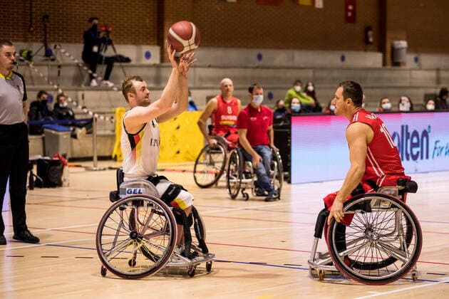 Europameisterschaft Rollstuhlbasketball 07.12.2021 MADRID, SPANIEN 7. Dezember - Rollstuhlbasketball, Deutschland gegen Schweiz Herren, an Tag 4 der Europameisterschaft Rollstuhlbasketball am 07.12.2021 in Polid. Municipal Marques de Samaranch in Madrid, Spanien. Jan Sadler (Deutschland, 11), Husein Vardo (Schweiz, 10) Copyright: xBEAUTIFULxSPORTS Wunderlx