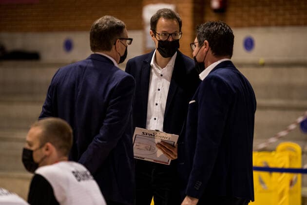 Europameisterschaft Rollstuhlbasketball 07.12.2021 MADRID, SPANIEN 7. Dezember - Rollstuhlbasketball, Deutschland gegen Schweiz Herren, an Tag 4 der Europameisterschaft Rollstuhlbasketball am 07.12.2021 in Polid. Municipal Marques de Samaranch in Madrid, Spanien. Paul Bowes (Assistant Coach Deutschland), Martin Kluck (Assistant Coach Deutschland), Nicolai Zeltinger (Coach Deutschland) Copyright: xBEAUTIFULxSPORTS Wunderlx