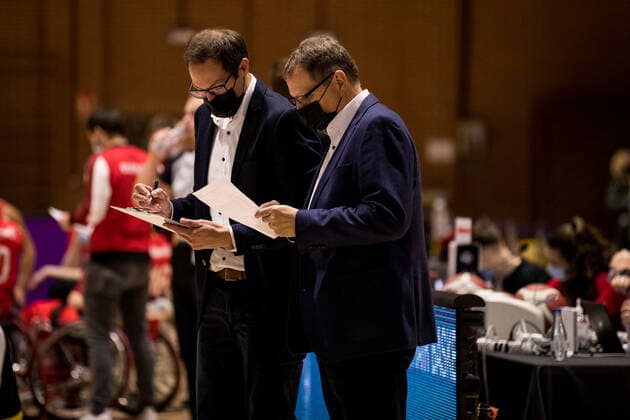 Europameisterschaft Rollstuhlbasketball 07.12.2021 MADRID, SPANIEN 7. Dezember - Rollstuhlbasketball, Deutschland gegen Schweiz Herren, an Tag 4 der Europameisterschaft Rollstuhlbasketball am 07.12.2021 in Polid. Municipal Marques de Samaranch in Madrid, Spanien. Martin Kluck (Assistant Coach Deutschland), Paul Bowes (Assistant Coach Deutschland) Copyright: xBEAUTIFULxSPORTS Wunderlx