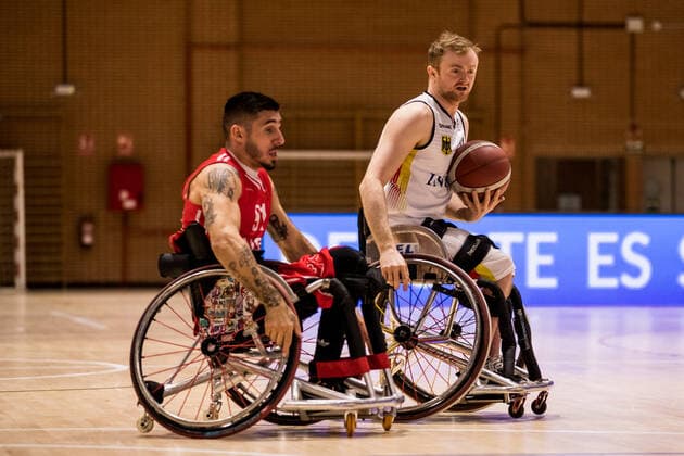 Europameisterschaft Rollstuhlbasketball 07.12.2021 MADRID, SPANIEN 7. Dezember - Rollstuhlbasketball, Deutschland gegen Schweiz Herren, an Tag 4 der Europameisterschaft Rollstuhlbasketball am 07.12.2021 in Polid. Municipal Marques de Samaranch in Madrid, Spanien. Louka Real (Schweiz, 91), Jan Sadler (Deutschland, 11) Copyright: xBEAUTIFULxSPORTS Wunderlx