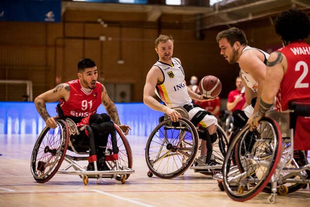 Europameisterschaft Rollstuhlbasketball 07.12.2021 MADRID, SPANIEN 7. Dezember - Rollstuhlbasketball, Deutschland gegen Schweiz Herren, an Tag 4 der Europameisterschaft Rollstuhlbasketball am 07.12.2021 in Polid. Municipal Marques de Samaranch in Madrid, Spanien. Louka Real (Schweiz, 91), Jan Sadler (Deutschland, 11) Copyright: xBEAUTIFULxSPORTS Wunderlx