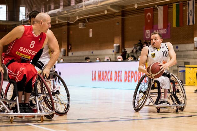 Europameisterschaft Rollstuhlbasketball 07.12.2021 MADRID, SPANIEN 7. Dezember - Rollstuhlbasketball, Deutschland gegen Schweiz Herren, an Tag 4 der Europameisterschaft Rollstuhlbasketball am 07.12.2021 in Polid. Municipal Marques de Samaranch in Madrid, Spanien. Nicolas Hausammann (Schweiz, 8), Jan Haller (Deutschland, 10) Copyright: xBEAUTIFULxSPORTS Wunderlx