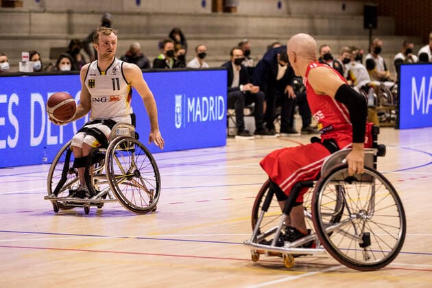 Europameisterschaft Rollstuhlbasketball 07.12.2021 MADRID, SPANIEN 7. Dezember - Rollstuhlbasketball, Deutschland gegen Schweiz Herren, an Tag 4 der Europameisterschaft Rollstuhlbasketball am 07.12.2021 in Polid. Municipal Marques de Samaranch in Madrid, Spanien. Jan Sadler (Deutschland, 11), Nicolas Hausammann (Schweiz, 8) Copyright: xBEAUTIFULxSPORTS Wunderlx