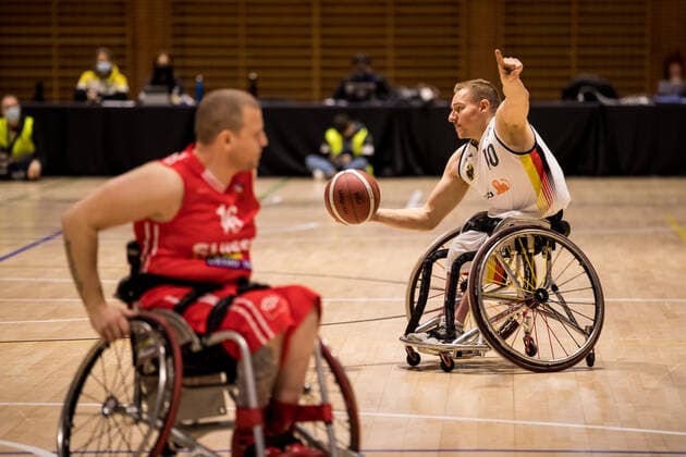 Europameisterschaft Rollstuhlbasketball 07.12.2021 MADRID, SPANIEN 7. Dezember - Rollstuhlbasketball, Deutschland gegen Schweiz Herren, an Tag 4 der Europameisterschaft Rollstuhlbasketball am 07.12.2021 in Polid. Municipal Marques de Samaranch in Madrid, Spanien. Nicola Damiano (Schweiz, 16), Jan Haller (Deutschland, 10) Copyright: xBEAUTIFULxSPORTS Wunderlx