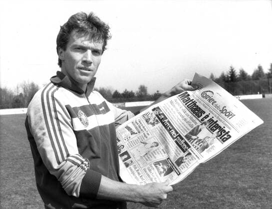 Lothar Matthäus (FC Bayern) mit italienischer Zeitung, Corriere della Sierra, in der sein Wechsel zu Inter Mailand verkündet wird. 20.04.1988. Nur fuer journalistische Zwecke! Only for editorial use!
