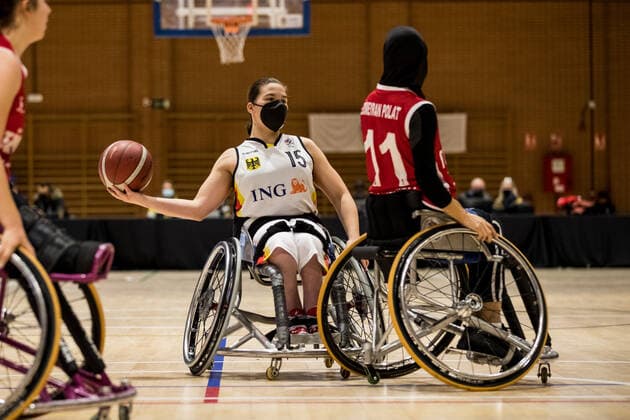 Europameisterschaft Rollstuhlbasketball 07.12.2021 MADRID, SPANIEN 7. Dezember - Rollstuhlbasketball, Deutschland gegen Türkei Damen, an Tag 4 der Europameisterschaft Rollstuhlbasketball am 07.12.2021 in Polid. Municipal Marques de Samaranch in Madrid, Spanien. Valeska Finger (Deutschland, 15), Zuemeyran Polat (Tuerkei, 11) Copyright: xBEAUTIFULxSPORTS Wunderlx