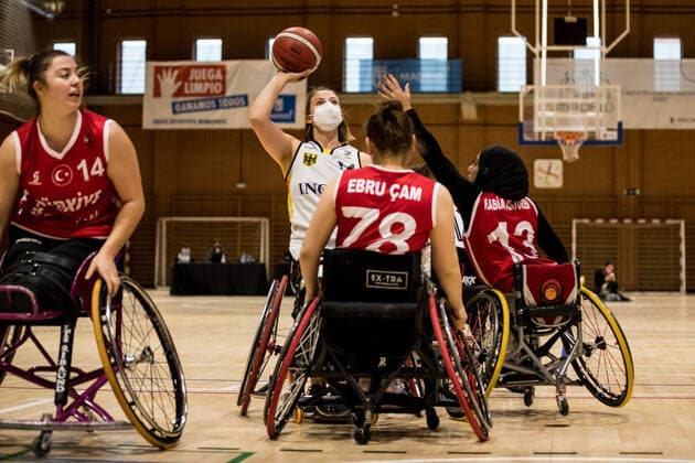 Europameisterschaft Rollstuhlbasketball 07.12.2021 MADRID, SPANIEN 7. Dezember - Rollstuhlbasketball, Deutschland gegen Türkei Damen, an Tag 4 der Europameisterschaft Rollstuhlbasketball am 07.12.2021 in Polid. Municipal Marques de Samaranch in Madrid, Spanien. Lena Knippelmeyer (Deutschland, 14), Ebru Cam (Tuerkei, 78), Rabia Akyuerek (Tuerkei, 13) Copyright: xBEAUTIFULxSPORTS Wunderlx