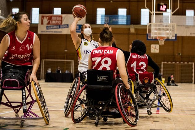 Europameisterschaft Rollstuhlbasketball 07.12.2021 MADRID, SPANIEN 7. Dezember - Rollstuhlbasketball, Deutschland gegen Türkei Damen, an Tag 4 der Europameisterschaft Rollstuhlbasketball am 07.12.2021 in Polid. Municipal Marques de Samaranch in Madrid, Spanien. Lena Knippelmeyer (Deutschland, 14), Ebru Cam (Tuerkei, 78), Rabia Akyuerek (Tuerkei, 13) Copyright: xBEAUTIFULxSPORTS Wunderlx