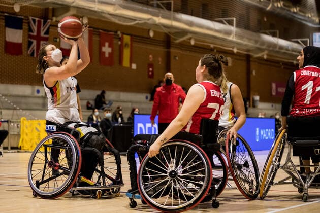 Europameisterschaft Rollstuhlbasketball 07.12.2021 MADRID, SPANIEN 7. Dezember - Rollstuhlbasketball, Deutschland gegen Türkei Damen, an Tag 4 der Europameisterschaft Rollstuhlbasketball am 07.12.2021 in Polid. Municipal Marques de Samaranch in Madrid, Spanien. Lena Knippelmeyer (Deutschland, 14), Ebru Cam (Tuerkei, 78) Copyright: xBEAUTIFULxSPORTS Wunderlx