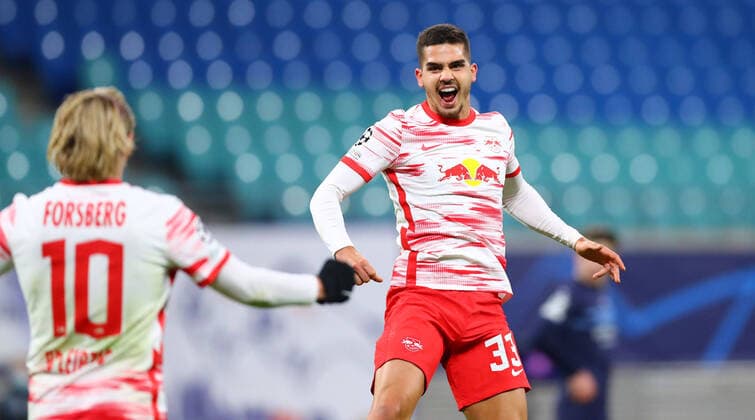 Sport Themen der Woche KW49 Sport Bilder des Tages RB Leipzig - Manchester City 07.12.2021 Leipzig, 07.12.2021, Red Bull Arena, Fußball, UEFA Champions League, Gruppe A, 6. Spieltag , RB Leipzig vs. Manchester City FC , Tor für RB Leipzig zum 2:0. Im Bild: Emil Forsberg (10, RB Leipzig) und Torschütze Andre Silva (33, RB Leipzig), Torjubel. , UEFA regulations prohibit any use of photographs as image sequences and or quasi-video , *** RB Leipzig Manchester City 07 12 2021 Leipzig, 07 12 2021, Red Bull Arena, Football, UEFA Champions League, Group A, Matchday 6 , RB Leipzig vs Manchester City FC , Goal for RB Leipzig to make it 2 0 In picture Emil Forsberg 10, RB Leipzig and scorer Andre Silva 33, RB Leipzig , Goal celebration , UEFA regulations prohibit any use of photographs as image sequences and or quasi video , Picture Point