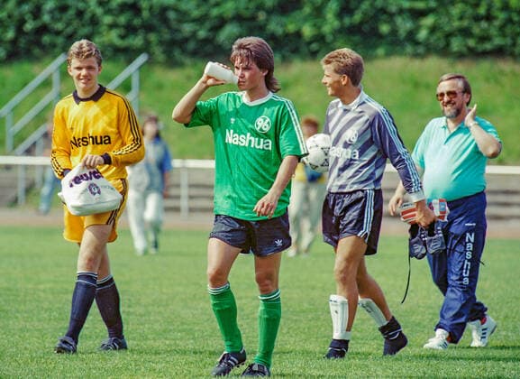 Aus Freundschaftsspiel Bevern (bei Holzminden) gegen Hannover 96 am 30.06.1990 in Bevern. Im Foto: Han96 Spieler v.li.: TW Carsten Kruse_Niclas Weiland_TW Oliver Kirchel und Manager Hans-Dieter Schmidt