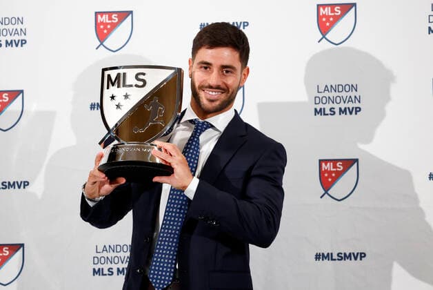 Sport Themen der Woche KW49 FOXBOROUGH, MA - DECEMBER 07: New England Revolution forward Carles Gil during the MLS, Fussball Herren, USA Landon Donovan Most Valuable Player presentation on December 7, 2021, at Gillette Stadium in Foxborough, Massachusetts. (Photo by Fred Kfoury III Icon Sportswire) SOCCER: DEC 07 MLS MVP Presentation Icon482211207001