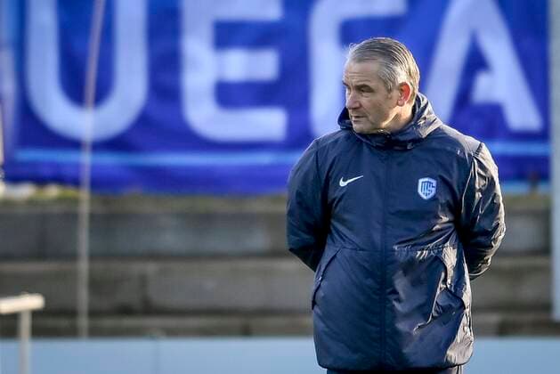 Genk, Belgium - December 08 : Bernd Storck head coach of KRC Genk during the training of the media activity before the uefa europa league match between KRC Genk and Rapid Wien on December 8, 2021 in Genk, Belgium, 08 12 2021 ( Media Activity befor KRC Genk v Rapid Wien - Europa League PhotoNews Panoramic 