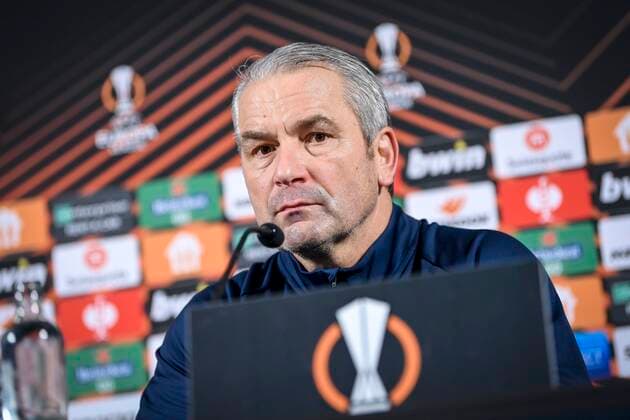 Genk, Belgium - December 08 : Bernd Storck head coach and Theo Bongonda forward of KRC Genk during the press conference, PK, Pressekonferenz of the media activity before the uefa europa league match between KRC Genk and Rapid Wien on December 8, 2021 in Genk, Belgium, 08 12 2021 ( Media Activity befor KRC Genk v Rapid Wien - Europa League PhotoNews Panoramic 