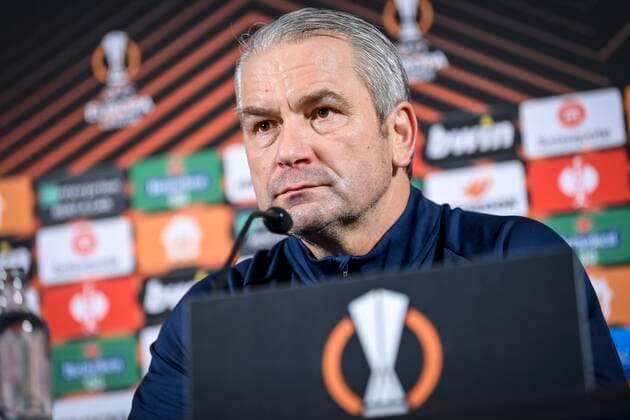Genk, Belgium - December 08 : Bernd Storck head coach and Theo Bongonda forward of KRC Genk during the press conference, PK, Pressekonferenz of the media activity before the uefa europa league match between KRC Genk and Rapid Wien on December 8, 2021 in Genk, Belgium, 08 12 2021 ( Media Activity befor KRC Genk v Rapid Wien - Europa League PhotoNews Panoramic 