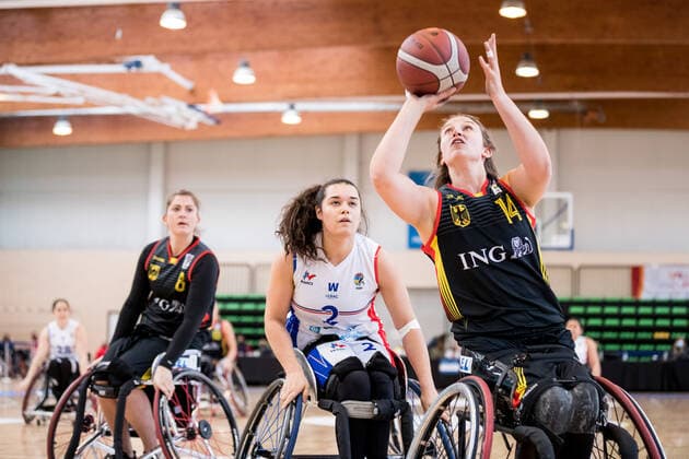 Europameisterschaft Rollstuhlbasketball 08.12.2021 MADRID, SPANIEN 8. Dezember - Rollstuhlbasketball, Frankreich gegen Deutschland Damen, an Tag 5 der Europameisterschaft Rollstuhlbasketball am 08.12.2021 in Polid. Municipal Francisco Fernandez Ochoa in Madrid, Spanien. Marion Blais (Frankreich, 2), Lena Knippelmeyer (Deutschland, 14) Copyright: xBEAUTIFULxSPORTS Wunderlx
