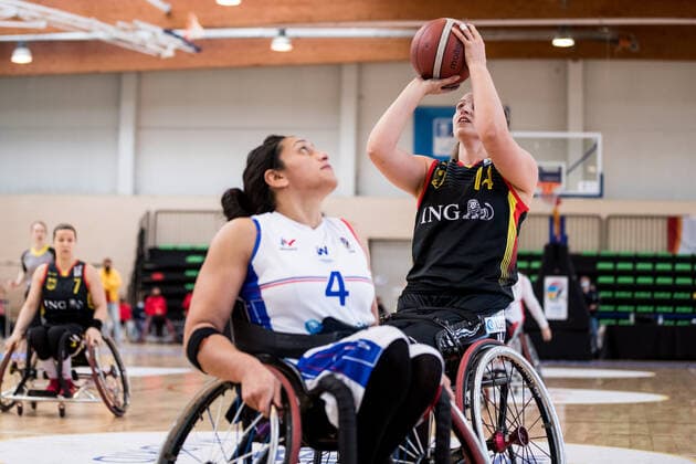 Europameisterschaft Rollstuhlbasketball 08.12.2021 MADRID, SPANIEN 8. Dezember - Rollstuhlbasketball, Frankreich gegen Deutschland Damen, an Tag 5 der Europameisterschaft Rollstuhlbasketball am 08.12.2021 in Polid. Municipal Francisco Fernandez Ochoa in Madrid, Spanien. Sandrella Awad (Frankreich, 4), Lena Knippelmeyer (Deutschland, 14) Copyright: xBEAUTIFULxSPORTS Wunderlx