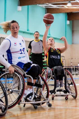 Europameisterschaft Rollstuhlbasketball 08.12.2021 MADRID, SPANIEN 8. Dezember - Rollstuhlbasketball, Frankreich gegen Deutschland Damen, an Tag 5 der Europameisterschaft Rollstuhlbasketball am 08.12.2021 in Polid. Municipal Francisco Fernandez Ochoa in Madrid, Spanien. Angelique Pichon (Frankreich, 15), Svenja Mayer (Deutschland, 13) Copyright: xBEAUTIFULxSPORTS Wunderlx