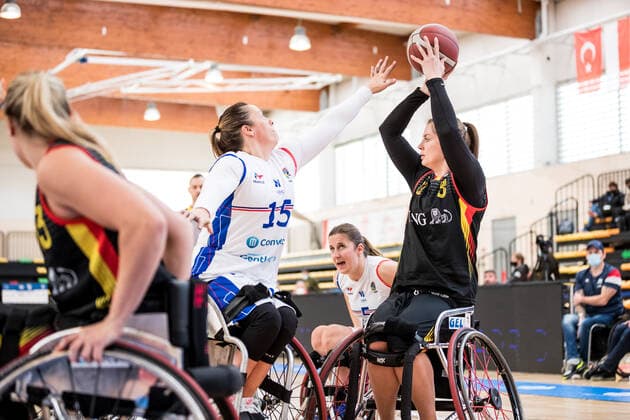 Europameisterschaft Rollstuhlbasketball 08.12.2021 MADRID, SPANIEN 8. Dezember - Rollstuhlbasketball, Frankreich gegen Deutschland Damen, an Tag 5 der Europameisterschaft Rollstuhlbasketball am 08.12.2021 in Polid. Municipal Francisco Fernandez Ochoa in Madrid, Spanien. Angelique Pichon (Frankreich, 15), Katharina Lang (Deutschland, 8) Copyright: xBEAUTIFULxSPORTS Wunderlx