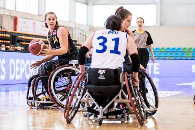 Europameisterschaft Rollstuhlbasketball 08.12.2021 MADRID, SPANIEN 8. Dezember - Rollstuhlbasketball, Frankreich gegen Deutschland Damen, an Tag 5 der Europameisterschaft Rollstuhlbasketball am 08.12.2021 in Polid. Municipal Francisco Fernandez Ochoa in Madrid, Spanien. Lena Knippelmeyer (Deutschland, 14), Emelie Menard (Frankreich, 31) Copyright: xBEAUTIFULxSPORTS Wunderlx