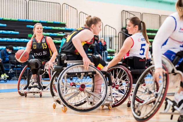 Europameisterschaft Rollstuhlbasketball 08.12.2021 MADRID, SPANIEN 8. Dezember - Rollstuhlbasketball, Frankreich gegen Deutschland Damen, an Tag 5 der Europameisterschaft Rollstuhlbasketball am 08.12.2021 in Polid. Municipal Francisco Fernandez Ochoa in Madrid, Spanien. Svenja Mayer (Deutschland, 13), Svenja Erni (Deutschland, 4), Loeiza Vari Le Roux (Frankreich, 5) Copyright: xBEAUTIFULxSPORTS Wunderlx