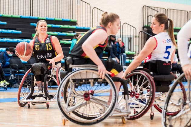 Europameisterschaft Rollstuhlbasketball 08.12.2021 MADRID, SPANIEN 8. Dezember - Rollstuhlbasketball, Frankreich gegen Deutschland Damen, an Tag 5 der Europameisterschaft Rollstuhlbasketball am 08.12.2021 in Polid. Municipal Francisco Fernandez Ochoa in Madrid, Spanien. Svenja Mayer (Deutschland, 13), Svenja Erni (Deutschland, 4), Loeiza Vari Le Roux (Frankreich, 5) Copyright: xBEAUTIFULxSPORTS Wunderlx