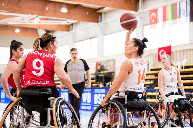 Europameisterschaft Rollstuhlbasketball 08.12.2021 MADRID, SPANIEN 8. Dezember - Rollstuhlbasketball, Niederlande gegen Tuerkei Damen, an Tag 5 der Europameisterschaft Rollstuhlbasketball am 08.12.2021 in Polid. Municipal Francisco Fernandez Ochoa in Madrid, Spanien. Naciye Cakir (Tuerkei, 9), Carina De Rooij (Niederlande, 14) Copyright: xBEAUTIFULxSPORTS Wunderlx