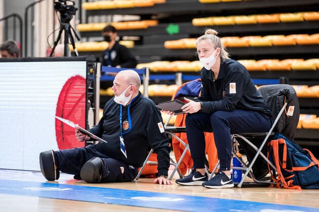 Europameisterschaft Rollstuhlbasketball 08.12.2021 MADRID, SPANIEN 8. Dezember - Rollstuhlbasketball, Niederlande gegen Tuerkei Damen, an Tag 5 der Europameisterschaft Rollstuhlbasketball am 08.12.2021 in Polid. Municipal Francisco Fernandez Ochoa in Madrid, Spanien. Gertjan van der Linden (Coach Niederlande), Irene Sloof (Assistant Coach Niederlande) Copyright: xBEAUTIFULxSPORTS Wunderlx