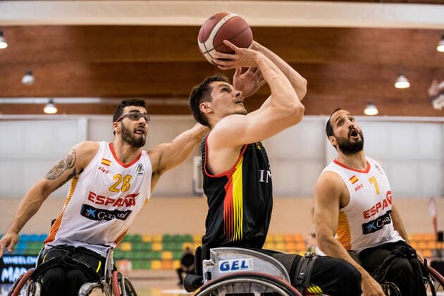 Sport Bilder des Tages Europameisterschaft Rollstuhlbasketball 08.12.2021 MADRID, SPANIEN 8. Dezember - Rollstuhlbasketball, Spanien gegen Deutschland Herren, an Tag 5 der Europameisterschaft Rollstuhlbasketball am 08.12.2021 in Polid. Municipal Francisco Fernandez Ochoa in Madrid, Spanien. Manuel Enrique Lorenzo (Spanien, 28), Aliaksandr Halouski (Deutschland, 14), Pablo Zarzuela (Spanien, 7) Copyright: xBEAUTIFULxSPORTS Wunderlx