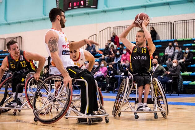 Europameisterschaft Rollstuhlbasketball 08.12.2021 MADRID, SPANIEN 8. Dezember - Rollstuhlbasketball, Spanien gegen Deutschland Herren, an Tag 5 der Europameisterschaft Rollstuhlbasketball am 08.12.2021 in Polid. Municipal Francisco Fernandez Ochoa in Madrid, Spanien. Manuel Enrique Lorenzo (Spanien, 28), Thomas Boehme (Deutschland, 13) Copyright: xBEAUTIFULxSPORTS Wunderlx