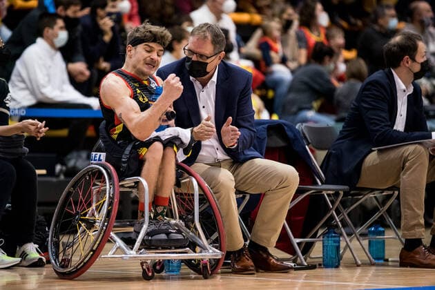 Europameisterschaft Rollstuhlbasketball 08.12.2021 MADRID, SPANIEN 8. Dezember - Rollstuhlbasketball, Spanien gegen Deutschland Herren, an Tag 5 der Europameisterschaft Rollstuhlbasketball am 08.12.2021 in Polid. Municipal Francisco Fernandez Ochoa in Madrid, Spanien. Christopher Huber (Deutschland, 7), Paul Bowes (Assistant Coach Deutschland) Copyright: xBEAUTIFULxSPORTS Wunderlx