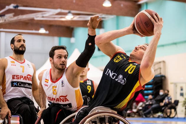 Europameisterschaft Rollstuhlbasketball 08.12.2021 MADRID, SPANIEN 8. Dezember - Rollstuhlbasketball, Spanien gegen Deutschland Herren, an Tag 5 der Europameisterschaft Rollstuhlbasketball am 08.12.2021 in Polid. Municipal Francisco Fernandez Ochoa in Madrid, Spanien. Daniel Stix Soto (Spanien, 5), Jan Haller (Deutschland, 10) Copyright: xBEAUTIFULxSPORTS Wunderlx