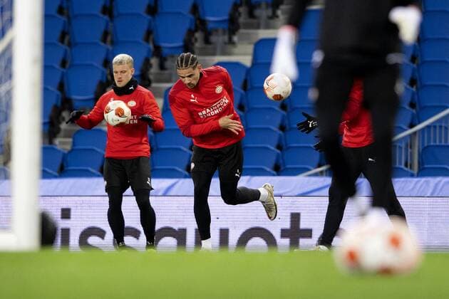 SAN SEBASTIAN - Philipp Max, Armando Obispo PSV during a PSV Eindhoven training session ahead of the UEFA Europa League game against Real Sociedad at Estadio de Anoeta on December 8, 2021 in San Sebastian, Spain. ANP OLAF KRAAK UEFA Europa League 2021 2022 xVIxANPxSportx xxANPxIVx