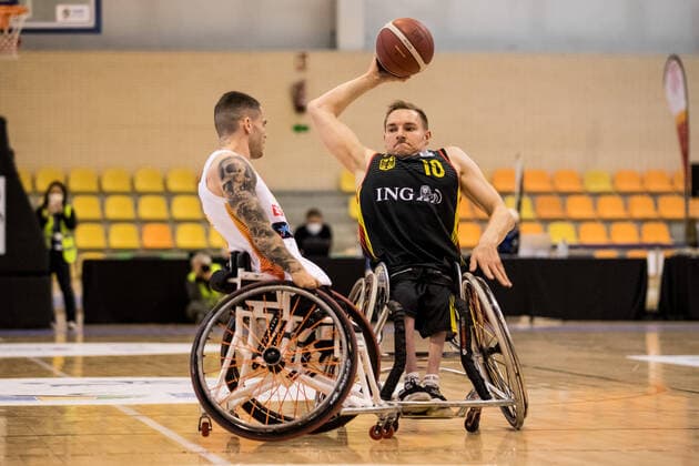 Europameisterschaft Rollstuhlbasketball 08.12.2021 MADRID, SPANIEN 8. Dezember - Rollstuhlbasketball, Spanien gegen Deutschland Herren, an Tag 5 der Europameisterschaft Rollstuhlbasketball am 08.12.2021 in Polid. Municipal Francisco Fernandez Ochoa in Madrid, Spanien. Oscar Onrubia (Spanien, 16), Jan Haller (Deutschland, 10) Copyright: xBEAUTIFULxSPORTS Wunderlx