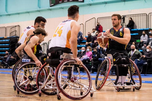 Europameisterschaft Rollstuhlbasketball 08.12.2021 MADRID, SPANIEN 8. Dezember - Rollstuhlbasketball, Spanien gegen Deutschland Herren, an Tag 5 der Europameisterschaft Rollstuhlbasketball am 08.12.2021 in Polid. Municipal Francisco Fernandez Ochoa in Madrid, Spanien. Ignacio Ortega (Spanien, 24), Matthias Guentner (Deutschland, 6) Copyright: xBEAUTIFULxSPORTS Wunderlx