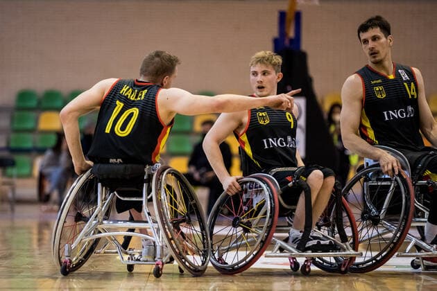 Europameisterschaft Rollstuhlbasketball 08.12.2021 MADRID, SPANIEN 8. Dezember - Rollstuhlbasketball, Spanien gegen Deutschland Herren, an Tag 5 der Europameisterschaft Rollstuhlbasketball am 08.12.2021 in Polid. Municipal Francisco Fernandez Ochoa in Madrid, Spanien. Jan Haller (Deutschland, 10), Tobias Hell (Deutschland, 9), Aliaksandr Halouski (Deutschland, 14) Copyright: xBEAUTIFULxSPORTS Wunderlx
