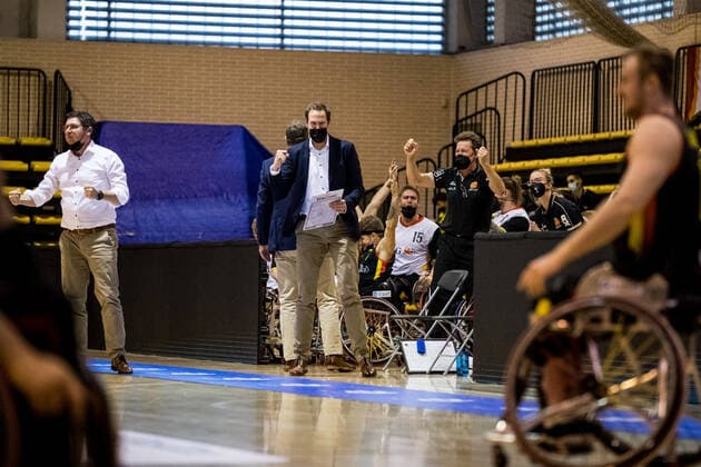 Europameisterschaft Rollstuhlbasketball 08.12.2021 MADRID, SPANIEN 8. Dezember - Rollstuhlbasketball, Spanien gegen Deutschland Herren, an Tag 5 der Europameisterschaft Rollstuhlbasketball am 08.12.2021 in Polid. Municipal Francisco Fernandez Ochoa in Madrid, Spanien. Jubel auf der deutschen Bank Copyright: xBEAUTIFULxSPORTS Wunderlx