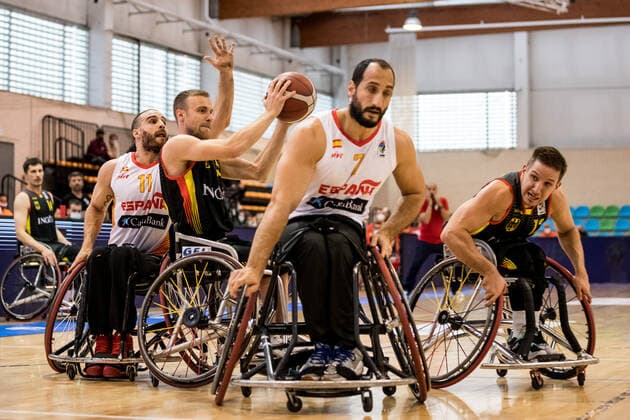 Europameisterschaft Rollstuhlbasketball 08.12.2021 MADRID, SPANIEN 8. Dezember - Rollstuhlbasketball, Spanien gegen Deutschland Herren, an Tag 5 der Europameisterschaft Rollstuhlbasketball am 08.12.2021 in Polid. Municipal Francisco Fernandez Ochoa in Madrid, Spanien. Jordi Ruiz (Spanien, 11), Thomas Boehme (Deutschland, 13), Pablo Zarzuela (Spanien, 7) Copyright: xBEAUTIFULxSPORTS Wunderlx