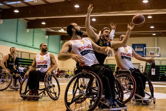Europameisterschaft Rollstuhlbasketball 08.12.2021 MADRID, SPANIEN 8. Dezember - Rollstuhlbasketball, Spanien gegen Deutschland Herren, an Tag 5 der Europameisterschaft Rollstuhlbasketball am 08.12.2021 in Polid. Municipal Francisco Fernandez Ochoa in Madrid, Spanien. Pablo Zarzuela (Spanien, 7), Matthias Guentner (Deutschland, 6), Asier Garcia (Spanien, 13) Copyright: xBEAUTIFULxSPORTS Wunderlx