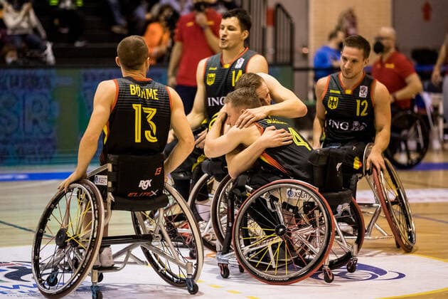 Europameisterschaft Rollstuhlbasketball 08.12.2021 MADRID, SPANIEN 8. Dezember - Rollstuhlbasketball, Spanien gegen Deutschland Herren, an Tag 5 der Europameisterschaft Rollstuhlbasketball am 08.12.2021 in Polid. Municipal Francisco Fernandez Ochoa in Madrid, Spanien. Glueckliche Gesichter nach dem Sieg gegen Spanien: Thomas Boehme (Deutschland, 13), Jan Haller (Deutschland, 10), Philip Schorp (Deutschland, 4), Jens Albrecht (Deutschland, 12) Copyright: xBEAUTIFULxSPORTS Wunderlx