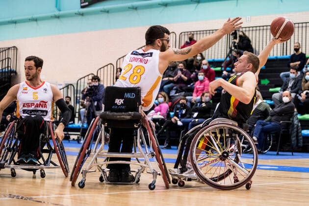 Europameisterschaft Rollstuhlbasketball 08.12.2021 MADRID, SPANIEN 8. Dezember - Rollstuhlbasketball, Spanien gegen Deutschland Herren, an Tag 5 der Europameisterschaft Rollstuhlbasketball am 08.12.2021 in Polid. Municipal Francisco Fernandez Ochoa in Madrid, Spanien. Manuel Enrique Lorenzo (Spanien, 28), Jan Haller (Deutschland, 10) Copyright: xBEAUTIFULxSPORTS Wunderlx