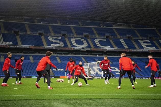 SAN SEBASTIAN - Mauro JR in the middle of the rondo. PSV during a PSV Eindhoven training session ahead of the UEFA Europa League match against Real Sociedad at Estadio de Anoeta on December 8, 2021 in San Sebastian, Spain. ANP OLAF KRAAK UEFA Europa League 2021 2022 xVIxANPxSportx xxANPxIVx