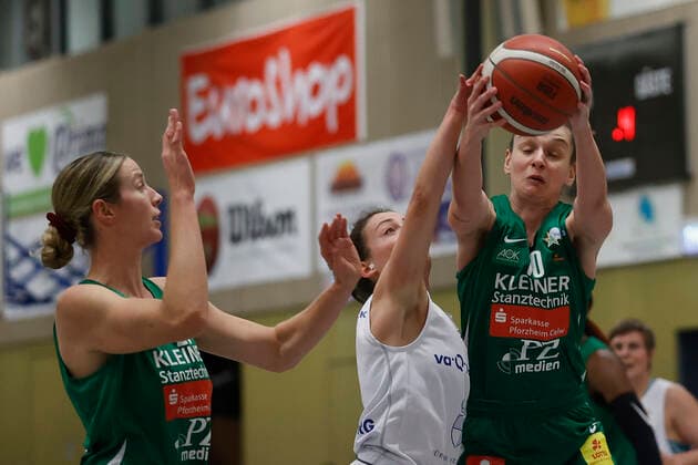 08.12.2021, Basketball, Frauen, DBBL-Pokal, Achtelfinale, QOOL Sharks - Rutronik Stars Keltern, GER, Wuerzburg, TGW Sportzentrum Feggrube Bild: v. li. Alexandria Kiss-Rusk (Rutronik Stars Keltern), Lea Zimmermann (QOOL Sharks) und Sanja Mandic (Rutronik Stars Keltern) Copyright: HMBxMedia xHeikoxBecker
