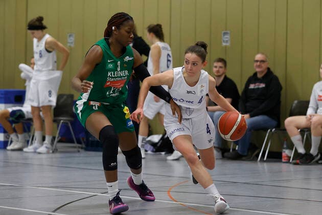 08.12.2021, Basketball, Frauen, DBBL-Pokal, Achtelfinale, QOOL Sharks - Rutronik Stars Keltern, GER, Wuerzburg, TGW Sportzentrum Feggrube Bild: v. li. Breanna Richardson (Rutronik Stars Keltern) und Lea Zimmermann (QOOL Sharks) Copyright: HMBxMedia xHeikoxBecker
