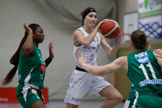 08.12.2021, Basketball, Frauen, DBBL-Pokal, Achtelfinale, QOOL Sharks - Rutronik Stars Keltern, GER, Wuerzburg, TGW Sportzentrum Feggrube Bild: v. li. Breanna Richardson (Rutronik Stars Keltern), Marja Wahl (QOOL Sharks) und Mailis Pokk (Rutronik Stars Keltern) Copyright: HMBxMedia xHeikoxBecker