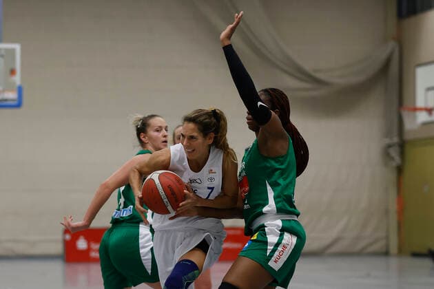 08.12.2021, Basketball, Frauen, DBBL-Pokal, Achtelfinale, QOOL Sharks - Rutronik Stars Keltern, GER, Wuerzburg, TGW Sportzentrum Feggrube Bild: v. li. Milica Deura (Rutronik Stars Keltern), Raphaela Jochimczyk (QOOL Sharks) und Breanna Richardson (Rutronik Stars Keltern) Copyright: HMBxMedia xHeikoxBecker