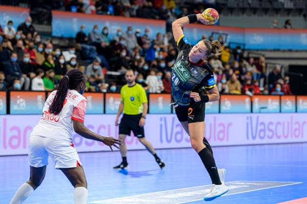 Handball, Frauen: WM, Deutschland - Kongo, Hauptrunde, Gruppe 3, 1. Spieltag v.li. Richca Obangue (Kongo), Emily Boelk Bölk (Deutschland Ferencvaros Budapest) Granollers Palau D Esports de Granollers Spanien