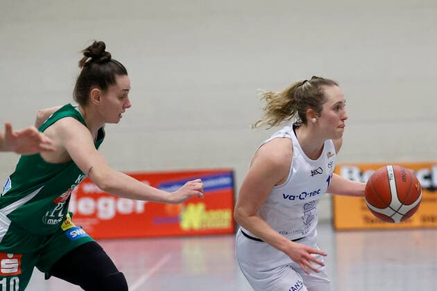 08.12.2021, Basketball, Frauen, DBBL-Pokal, Achtelfinale, QOOL Sharks - Rutronik Stars Keltern, GER, Wuerzburg, TGW Sportzentrum Feggrube Bild: v. li. Sanja Mandic (Rutronik Stars Keltern) und Jessica Hanson (QOOL Sharks) Copyright: HMBxMedia xHeikoxBecker